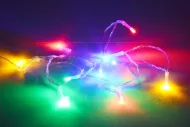 Luči LED na baterije (130 cm) 10 diod, večbarvne