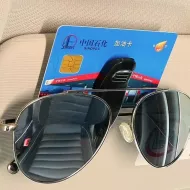 Nosilec avtomobilskih očal