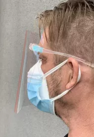 Obrazni ščitnik z okvirji očal