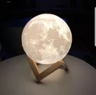 Svetilka LED v dizajnu lune Luna