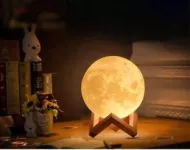 Svetilka LED v dizajnu lune Luna